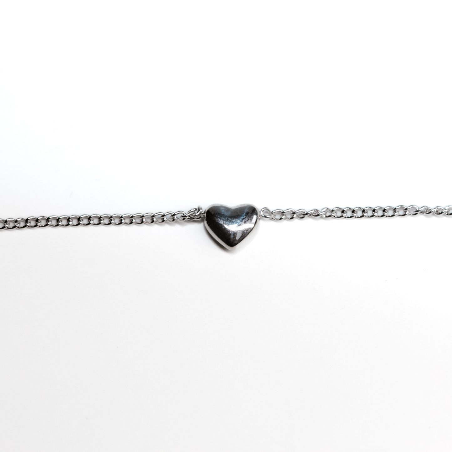 Amoura Chain Bracelet silver with dainty linked hearts and reflective finish