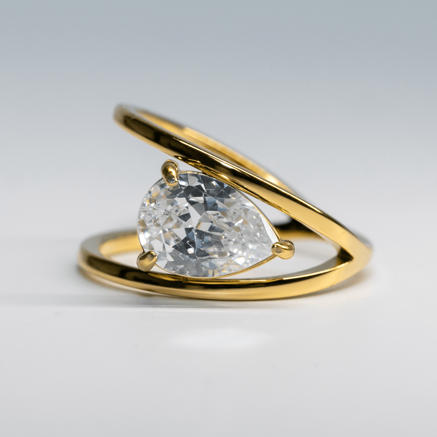 Aurora Solitaire Ring in gold with oval crystal and split band design