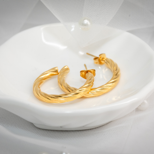 Vera Twist Hoops In Gold