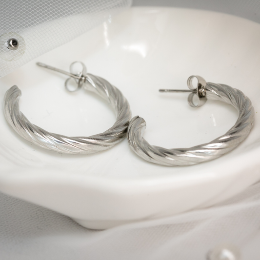 Vera Twist Hoops In Silver