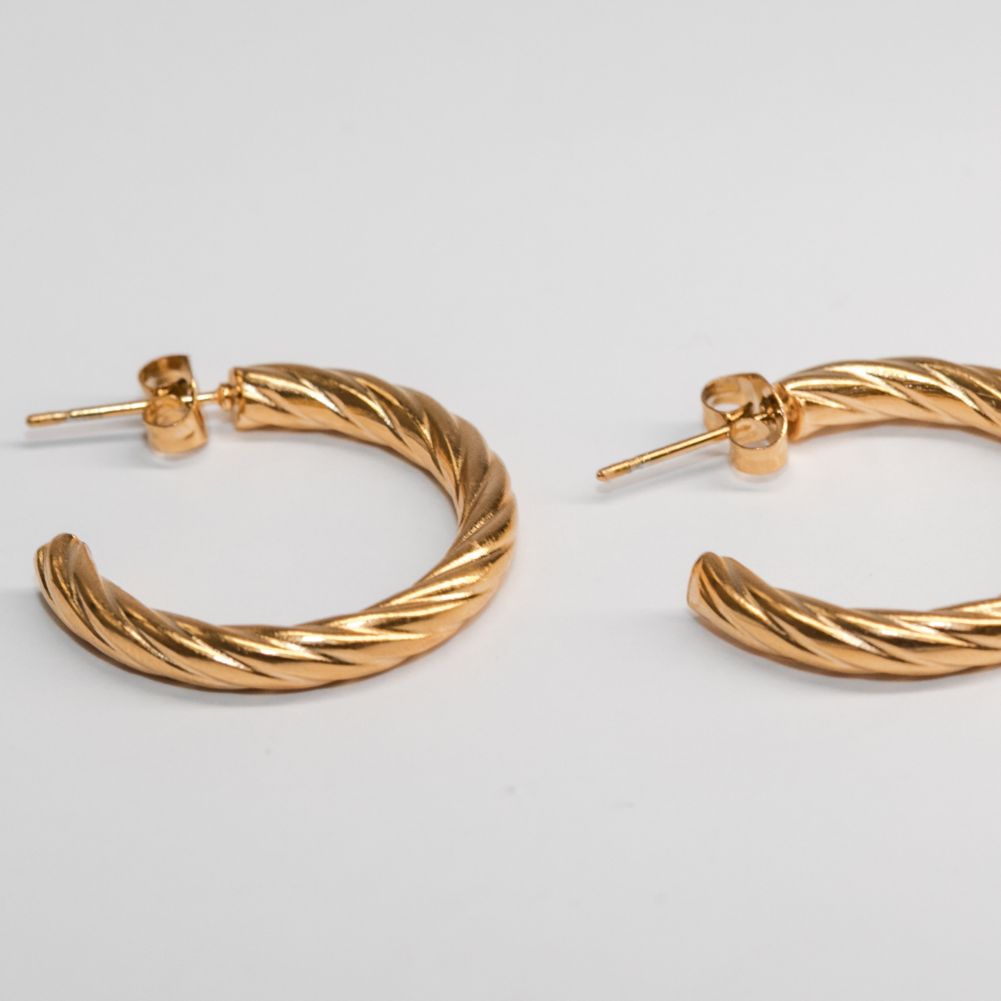 Vera Twist Hoops In Gold